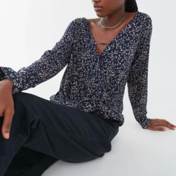 Urban Outfitters Mayfair Drapery Surplice Top keyhole navy print Medium M - Picture 1 of 9